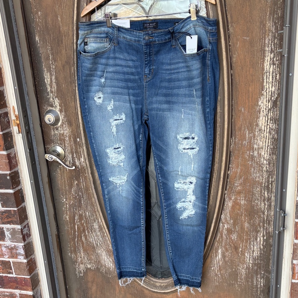 NWT Judy Blue Distressed skinny fit jeans! 3X